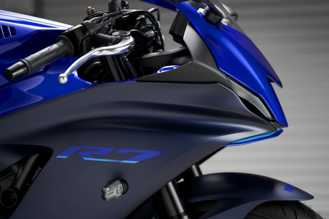 Detail image of Yamaha YZF-R7 HO 2023 in Blue Colourway, close up of upper right fairing and windshield
