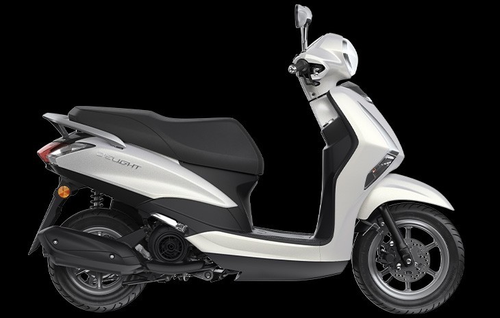 Studio image of Yamaha D'elight 125 scooter in pearl white colourway, available at Brisan Motorsports Islington