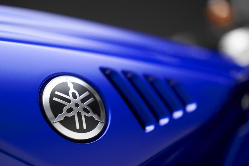 Detail image of Yamaha YZF-R7 HO 2023 in Blue Colourway, extra close up of yamaha logo on fuel tank