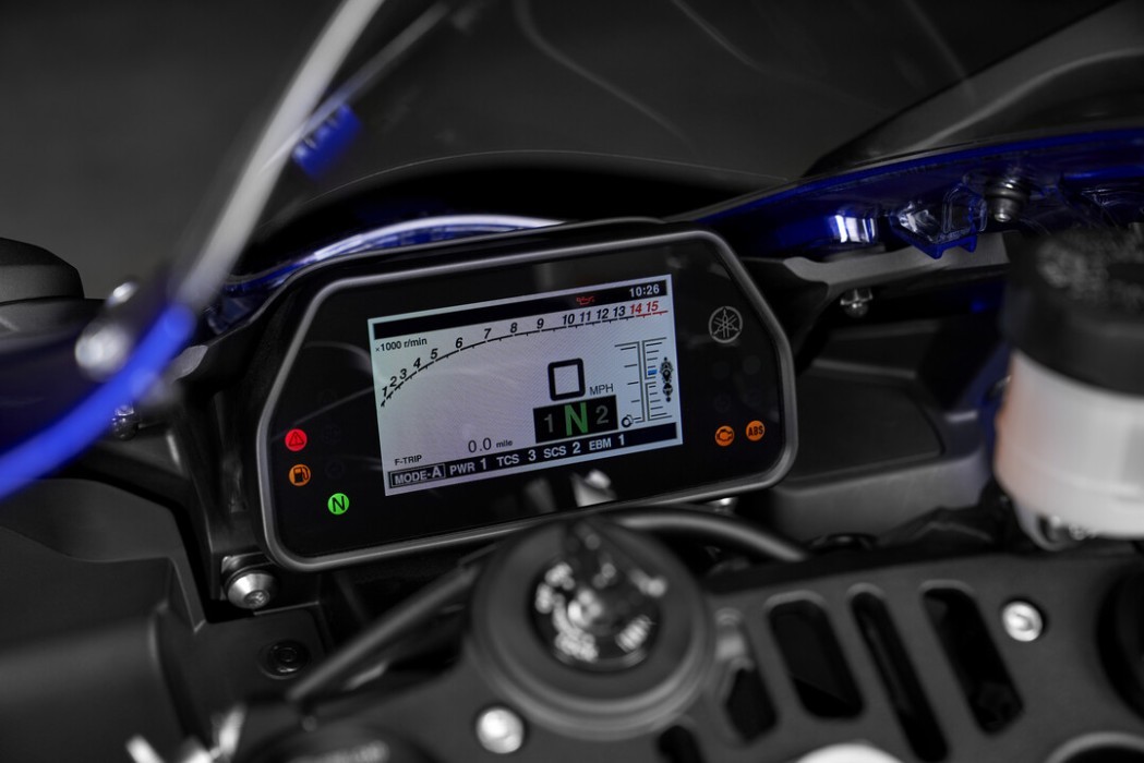 Detail image Yamaha YZF-R1 2024 in blue colourway instrument cluster