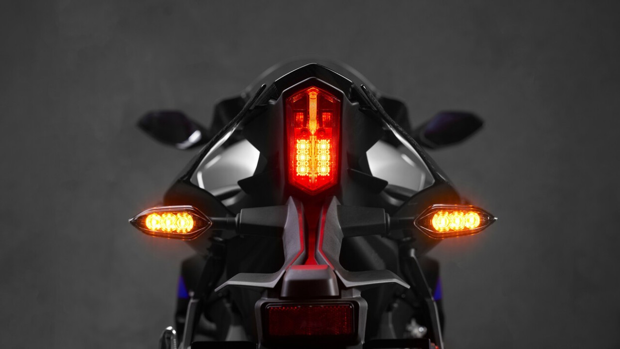 Detail image Yamaha YZF-R1M 2024 in Black colourway tail section with lights on