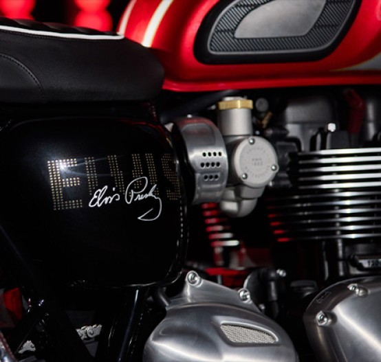 Detail image of Triumph Bonneville T120 Elvis Presley - engine and side cover with Elvis' signature graphic