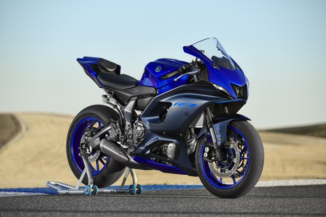 Outdoor static image of Yamaha YZF-R7 HO 2023 in Blue Colourway, front three quarter left side