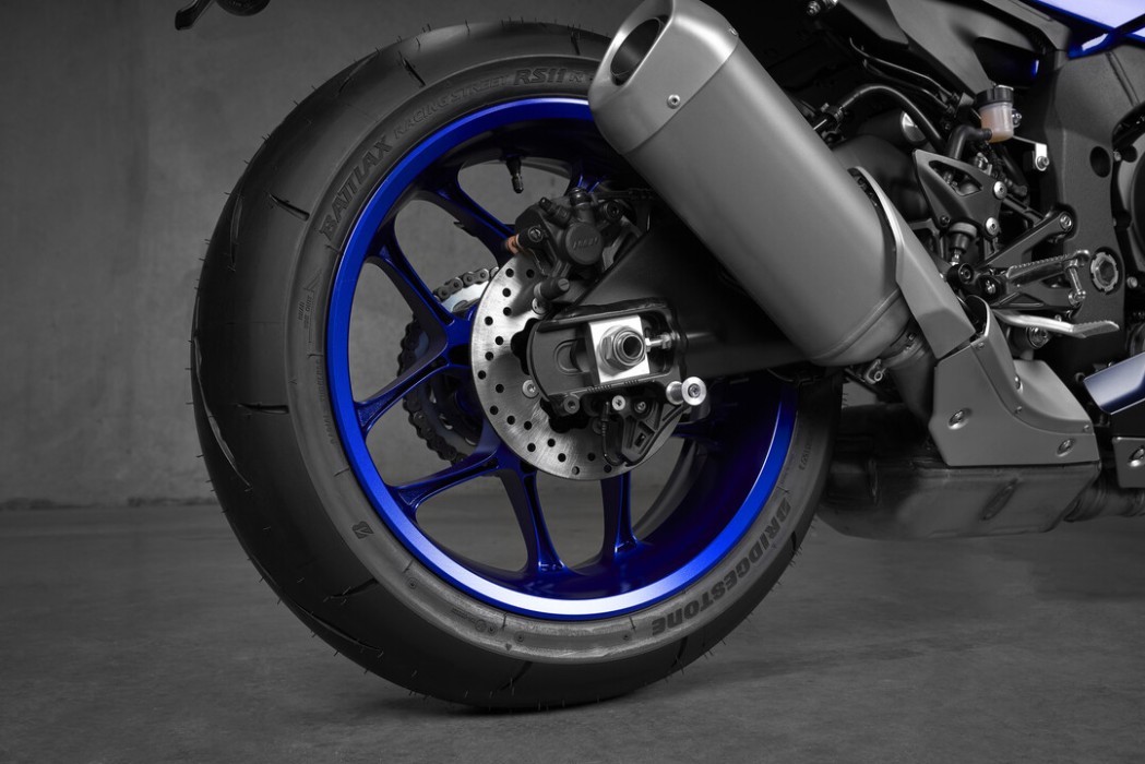 Detail image Yamaha YZF-R1 2024 in blue colourway rear brakes and exhaust