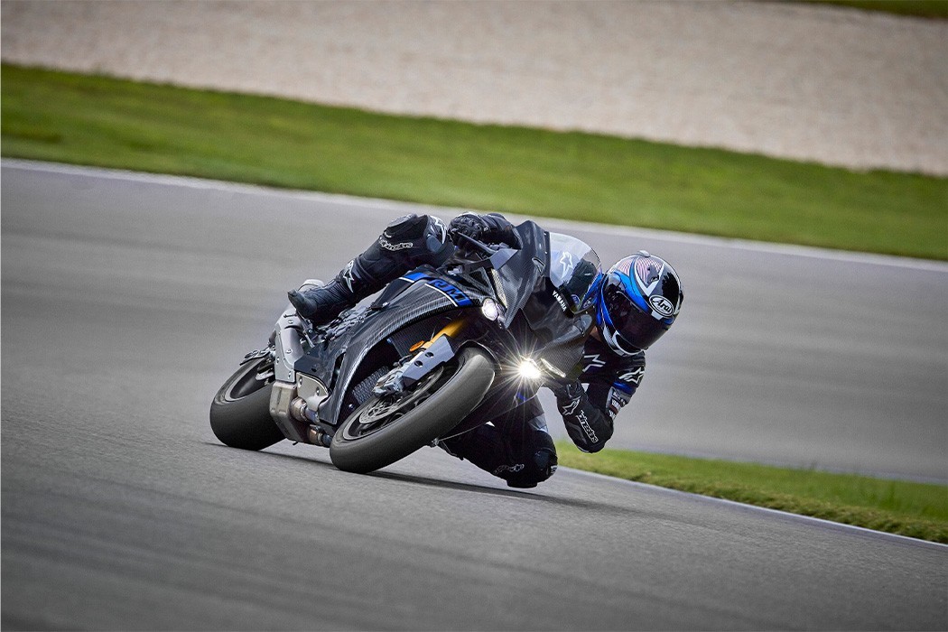 Action image Yamaha YZF-R1M 2024 in Black colourway front three quarter right side mid bend