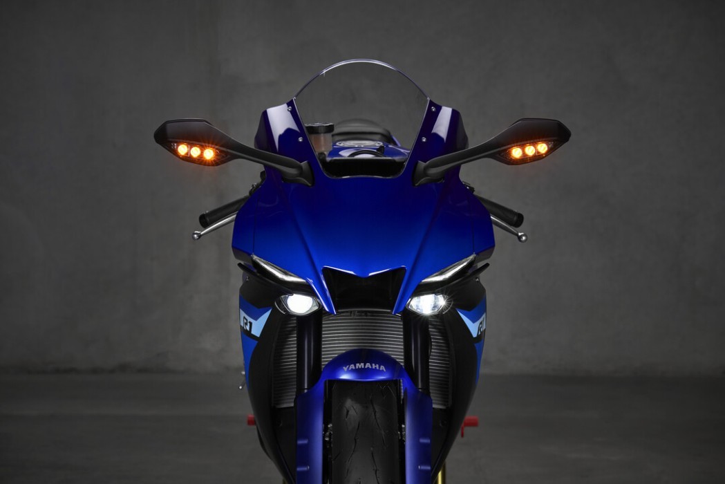 Detail image Yamaha YZF-R1 2024 in blue colourway front on