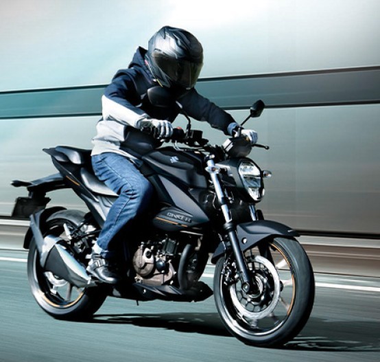 Action image of Suzuki Gixxer 250 in Navy Blue Colourway in an urban/city environment