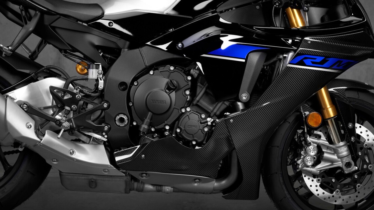 Detail image Yamaha YZF-R1M 2024 in Black colourway lower right side frame and fairing