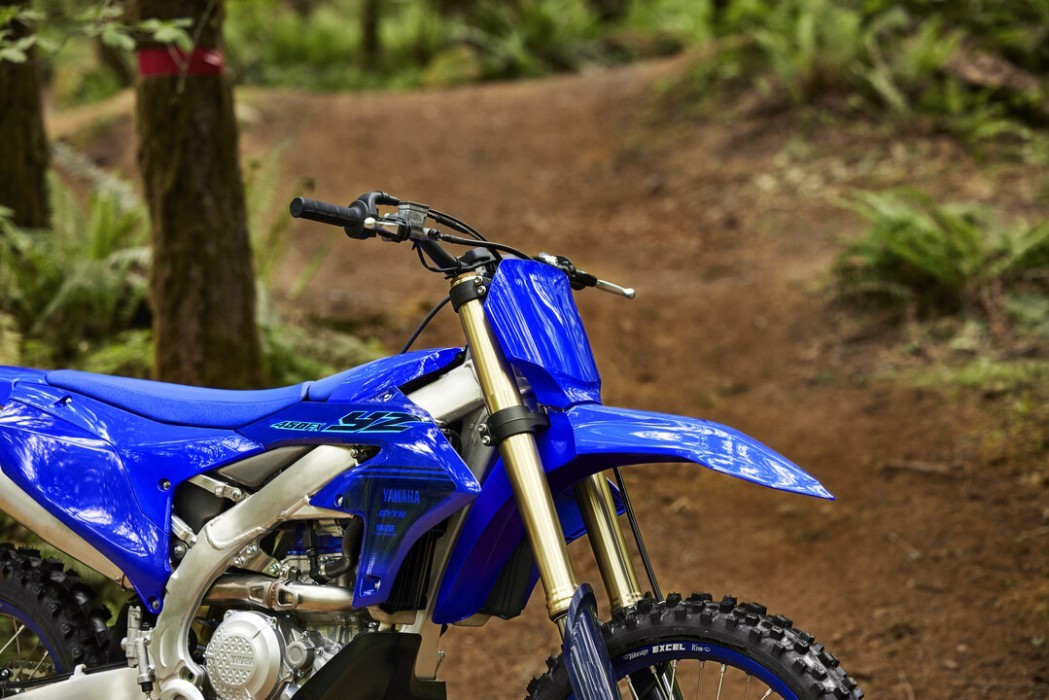 Detail image of Yamaha YZ450FX in Blue colourway, front section above axle