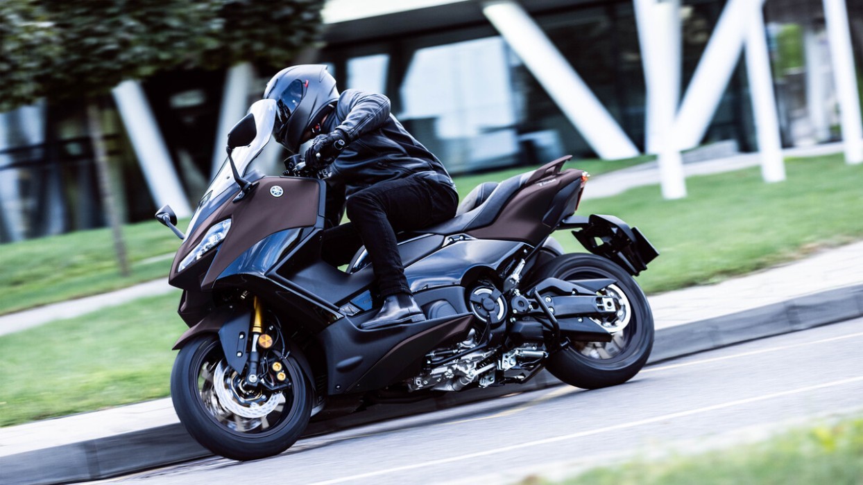 action image of Yamaha TMAX 560, right hand bend