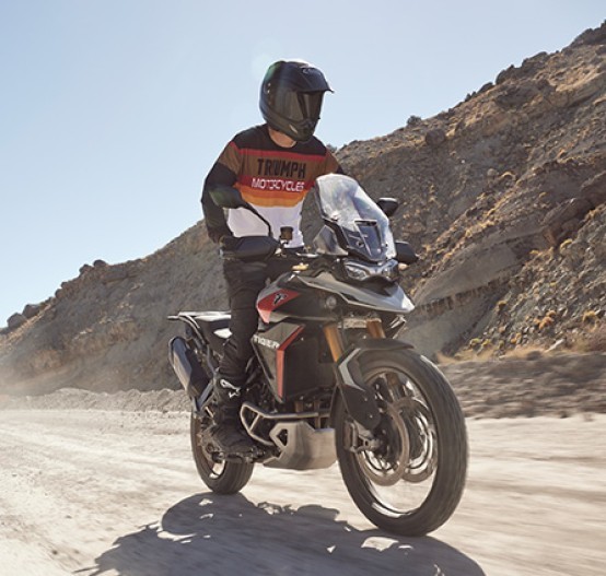 Front three quarter Action image of Triumph Tiger 900 Rally Pro in off road riding environment