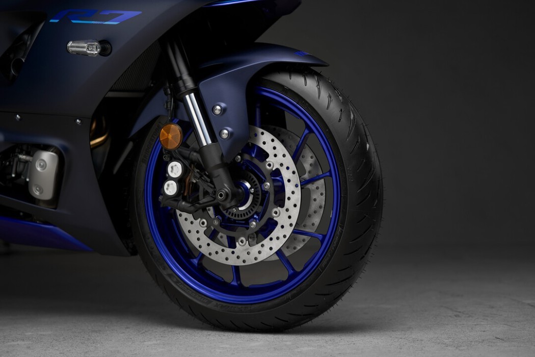 Detail image of Yamaha YZF-R7 HO 2023 in Blue Colourway, close up of front wheel and right side fairing