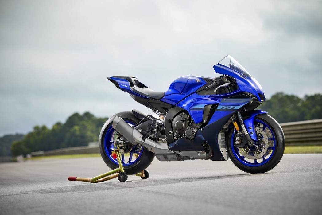 Static image Yamaha YZF-R1 2024 in blue colourway side on racetrack