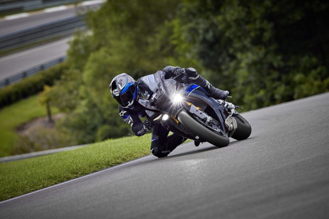 Action image Yamaha YZF-R1M 2024 in Black colourway head on mid corner right bend
