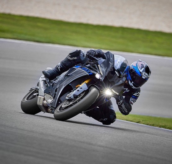 Action image of Yamaha YZF-R1 front three quarter right side left bend.