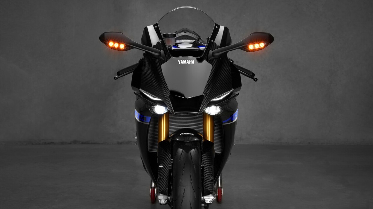 Detail image Yamaha YZF-R1M 2024 in Black colourway head on front headlights fairing and windshield