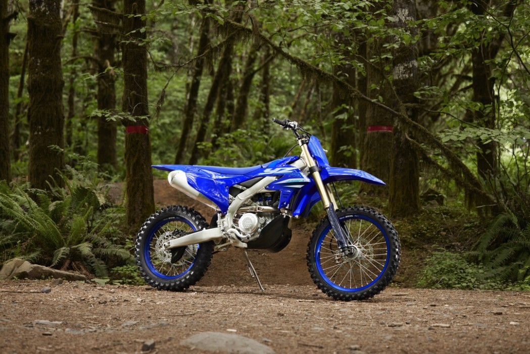 YZ450FX 2025 static image of enduro bike on stand on track